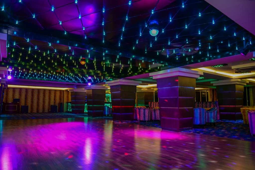 Готель The Grand Kandyan 5*