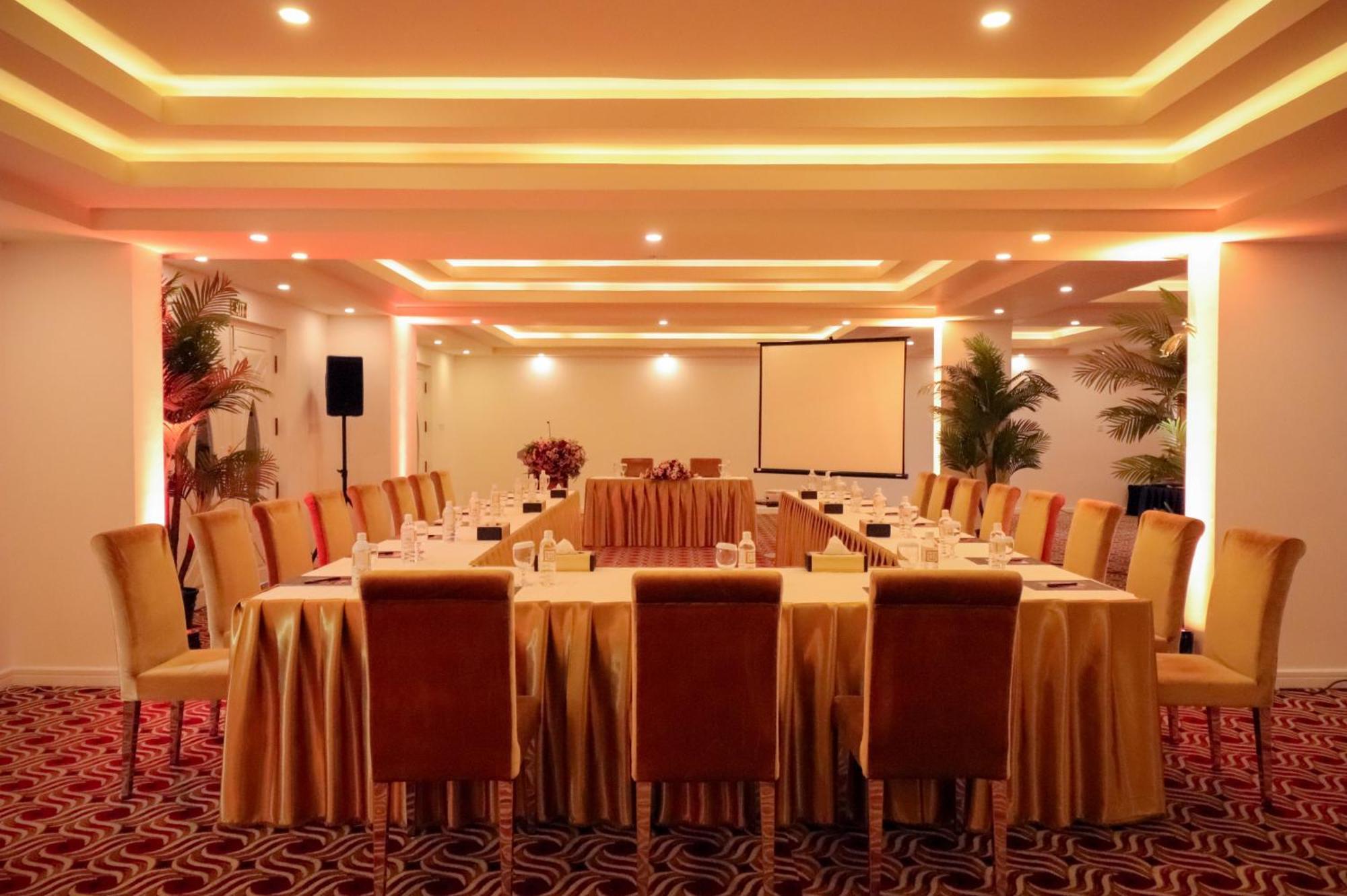 The Grand Kandyan Готель Канді