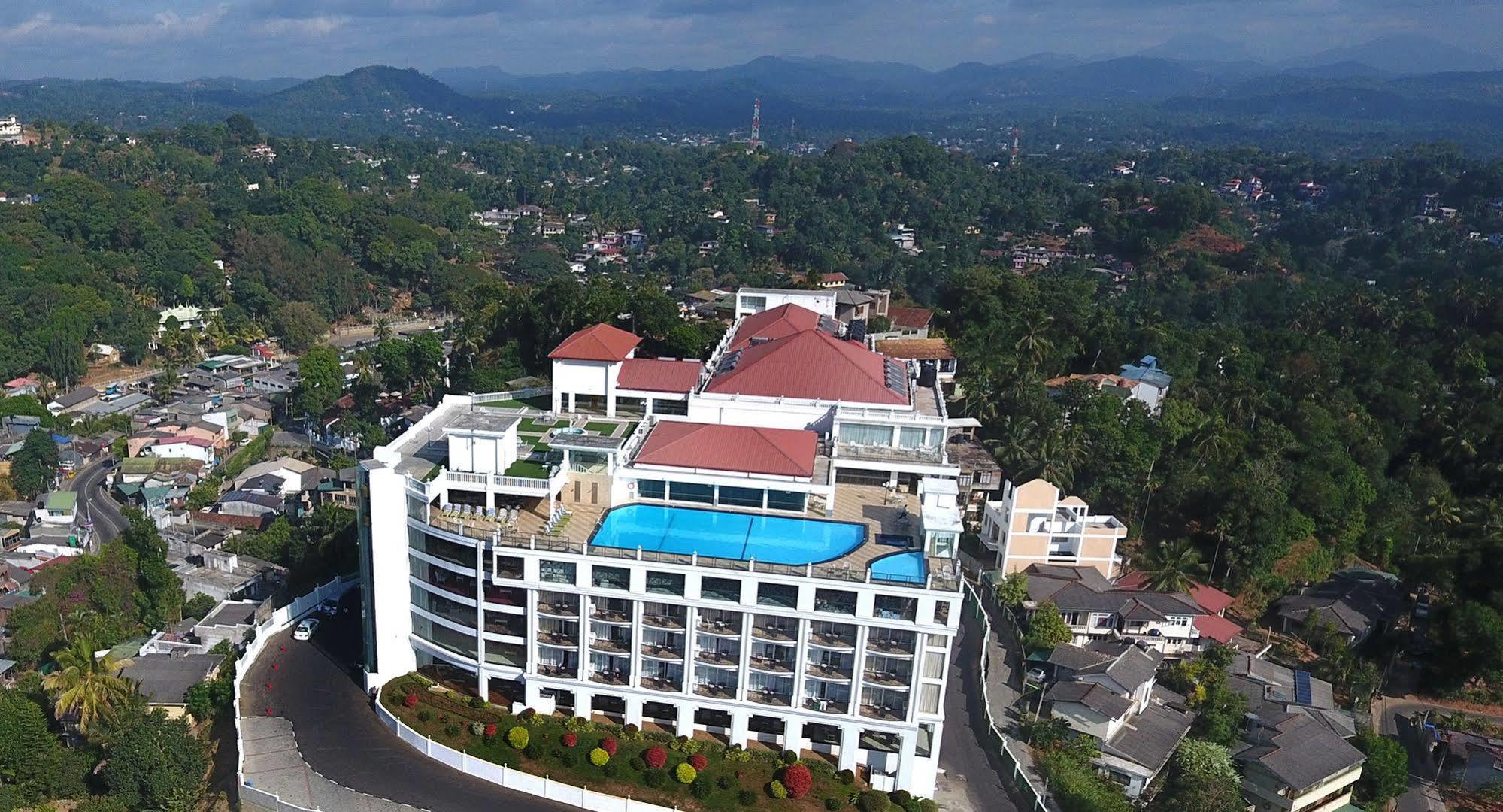 Готель The Grand Kandyan 5*